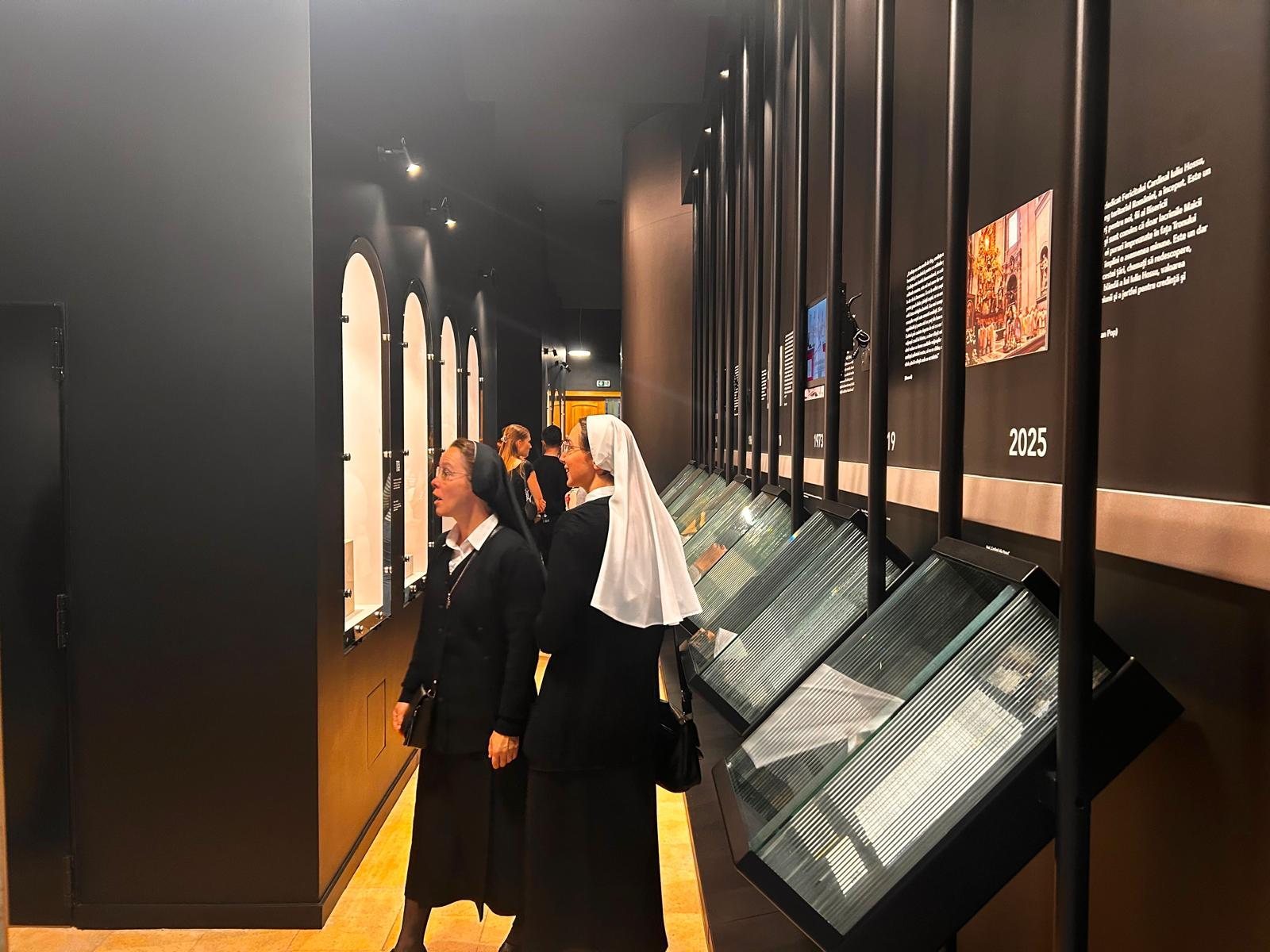 Parcursul expozițional realizat, cu nișe arcuite și vitrine înclinate