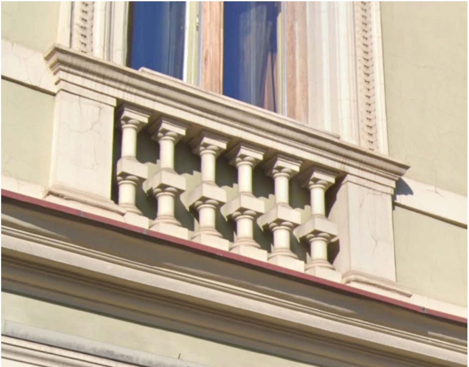 Parapet decorativ cu baluștri la etaj