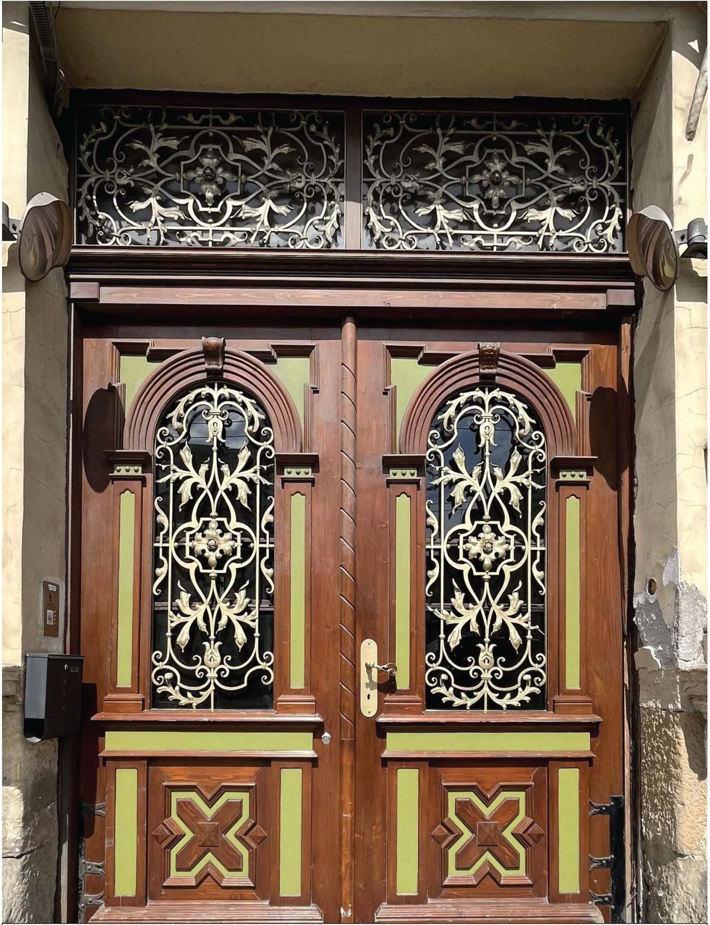 Poarta de lemn cu feronerie ornamentală