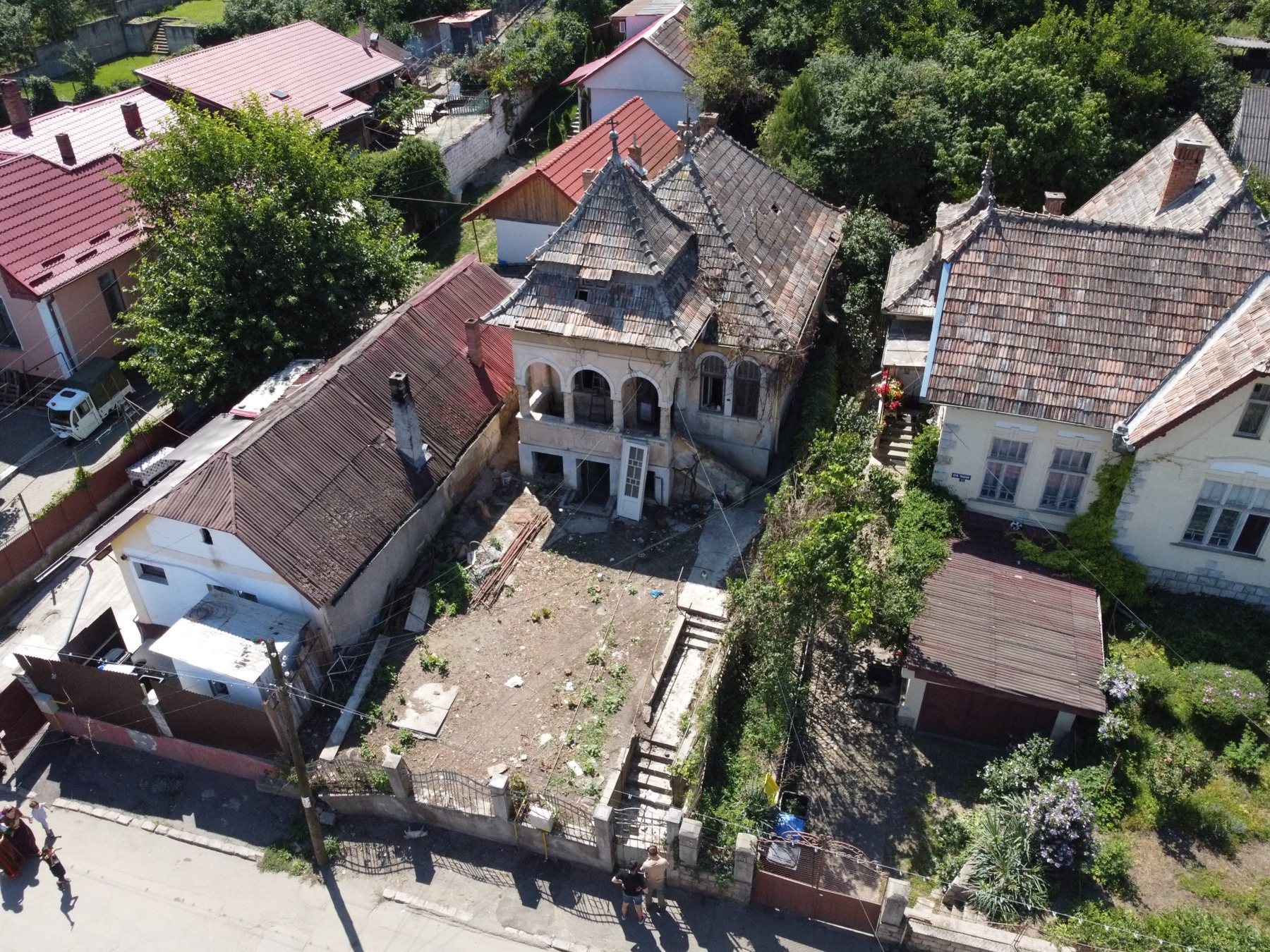 Casa de pe strada Traian din Turda, văzută de sus dinspre stradă